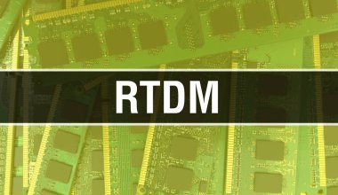 Bilgisayar anakartlı RTDM kavramı. Teknoloji anakartının dijital teknolojisi üzerine yazılmış RTDM metni. Yazdırılmış devre kartı ile RTDM ve Chip entegre devre Backgroun 'u kapatır