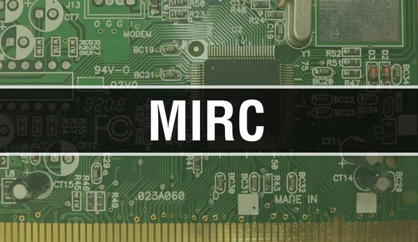 技術マザーボードデジタルとMirc Mircとコンピュータ回路基板電子計算機ハードウェア技術マザーボードデジタルチップの概念 集積回路のイノシシでMircを閉じます — ストック写真