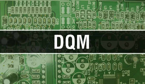 Devre kartında Elektronik Entegre Devre ile DQM kavramı. Bilgisayar Çipi 'nin soyut teknoloji arka planında olduğu DQM ve Chip entegre bir devrede kapanıyor. DQM Arka Gruplama