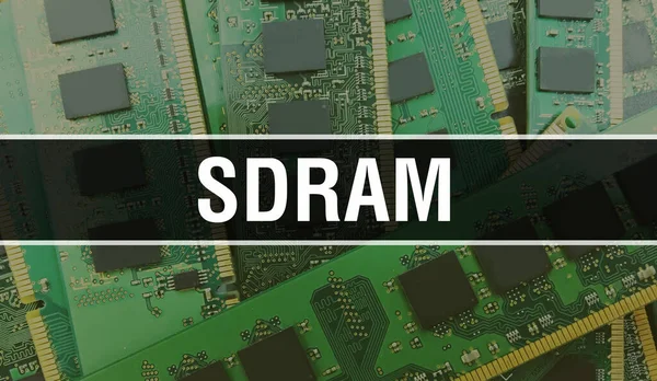 コンピュータのマザーボードとSdramの概念 技術マザーボードのデジタル技術の背景に書かれたSdramテキスト プリント基板とチップを内蔵したSdramが集積回路上で閉じます — ストック写真