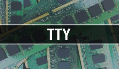 Devre kartında Elektronik Entegre Devre ile TTY konsepti. Bilgisayar Çipi 'nin soyut teknoloji arka planında olduğu TTY ve Chip entegre bir devrede kapanıyor. TTY Arka Gruplandırması