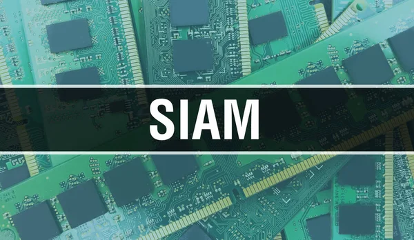 具有电子计算机硬件技术背景的Siam 具有电子集成电路和Siam的背景 电子电路板 Siam与计算机集成电路板 — 图库照片