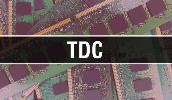 回路基板上に電子集積回路を搭載したTdcコンセプト 回路基板にコンピュータチップを搭載したTdcの技術的背景とチップは集積回路上に閉じ込められています Tdc背景 — ストック写真