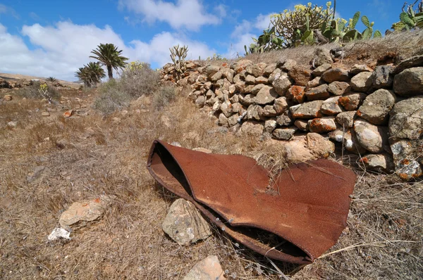Barrica oxidada en el desierto —  Fotos de Stock