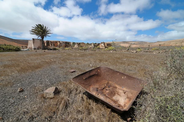 Rusty metal over a desert — Stock Photo, Image