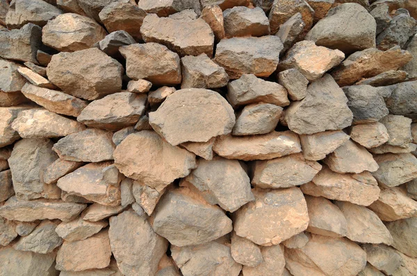 Кирпичная стена из камней — стоковое фото