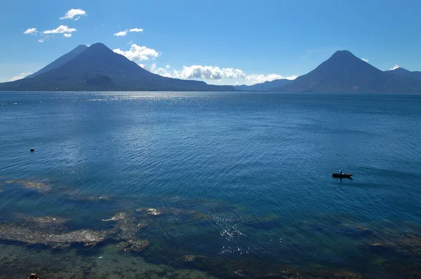 Lago Atitlan Vulcânico na Guatemala — Fotografia de Stock