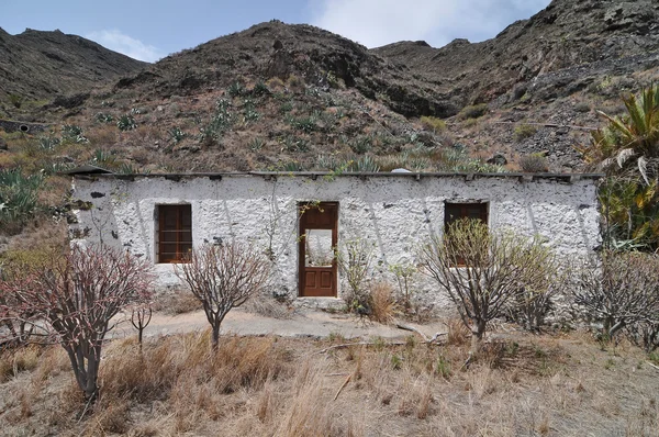 Edificio abbandonato bianco vuoto nel deserto — Foto Stock