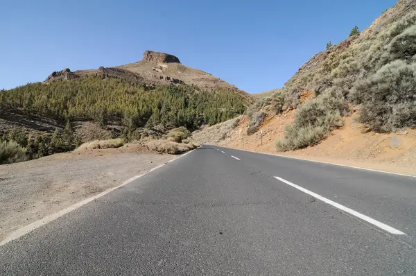 Camino vacío en las montañas — Foto de Stock