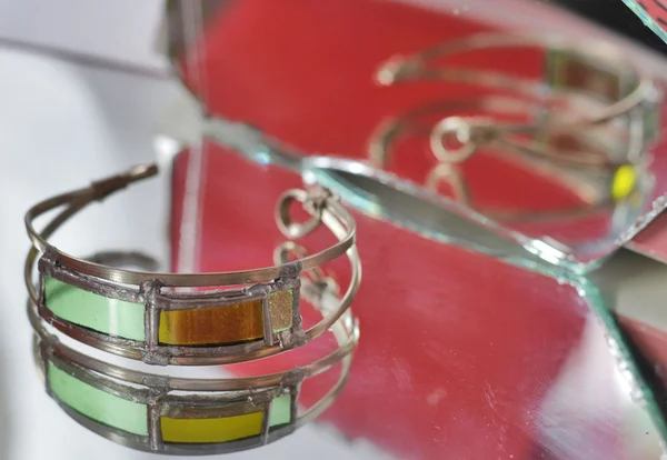Ručně vyráběné šperky vyrobené ze skla, zrcadla a železa — Stock fotografie