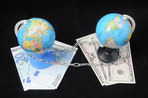 Globe en geld — Stockfoto