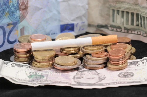 Cigarett och pengar — Stockfoto