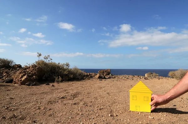 Casa de papel amarillo — Foto de Stock