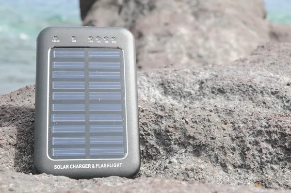 Солнечная панель - энергия на пляже — стоковое фото