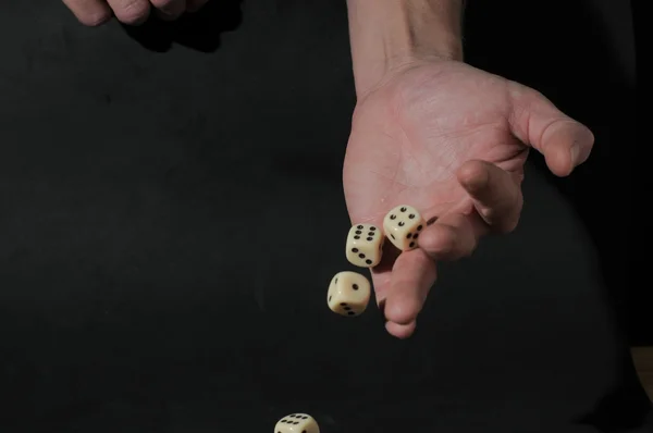 Jednou levá mužských rukou hrací kostky — Stock fotografie