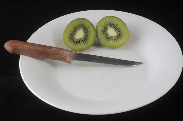 Snijden van een groen en bruin kiwi — Stockfoto