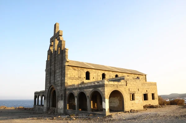 在军事的基础上废弃的老教堂 — 图库照片