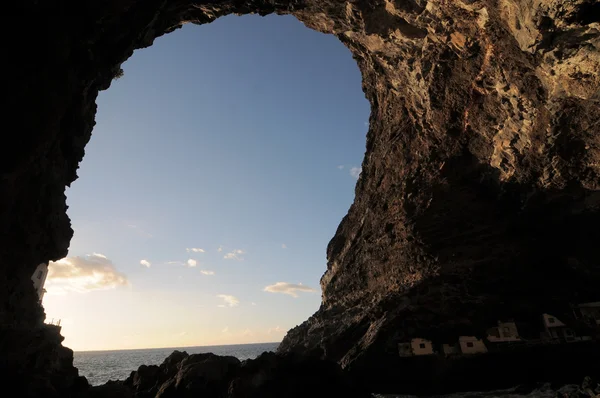Mirando a través de una cueva —  Fotos de Stock