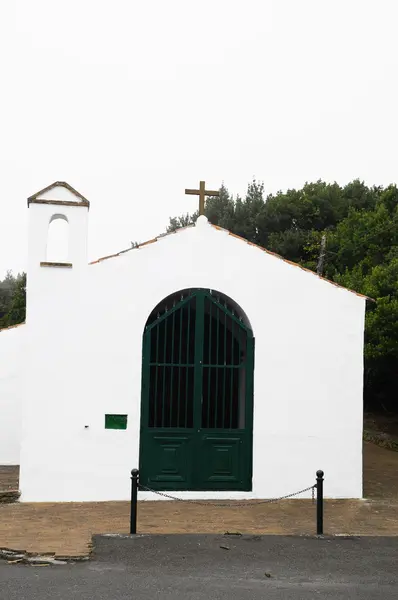 Çok küçük beyaz kilise — Stok fotoğraf