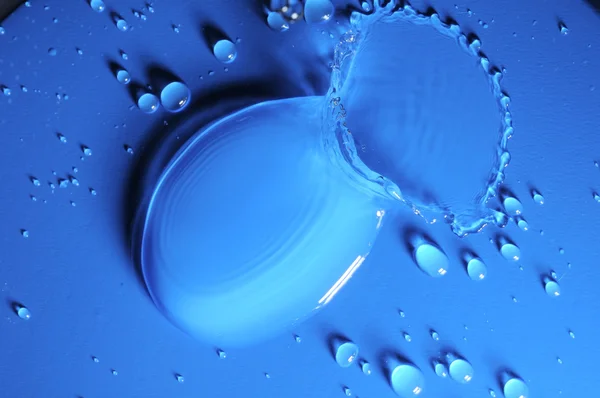Gouttes d'eau bleue — Photo