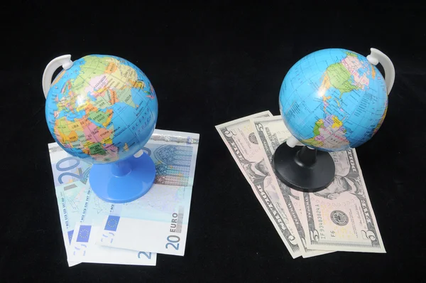 Globe en geld — Stockfoto