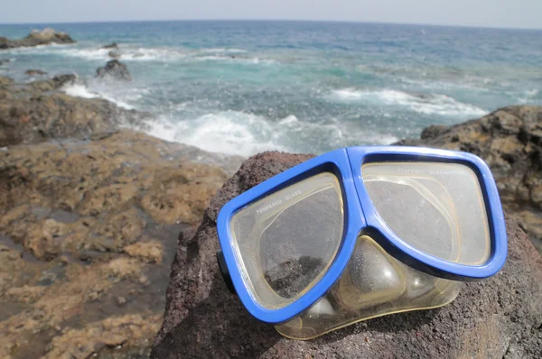 Duikbril in de buurt van het strand — Stockfoto