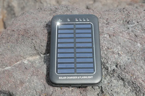 Panel słoneczny - energia na plaży — Zdjęcie stockowe