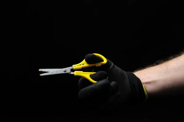 Ножницы и рука — стоковое фото