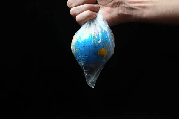 Запертая планета Земля и рука — стоковое фото