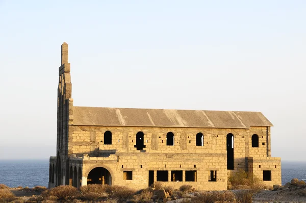 Una vieja iglesia abandonada en una base militar — Foto de Stock