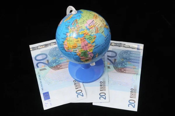 Globe en geld — Stockfoto