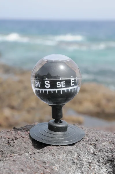 Kompas a oceán - orientace koncepce — Stock fotografie