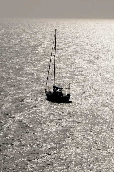 Silhouetted Sailing Boat — Stock Photo, Image