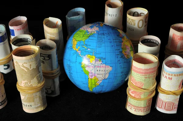 Planet Erde und rollendes Geld — Stockfoto