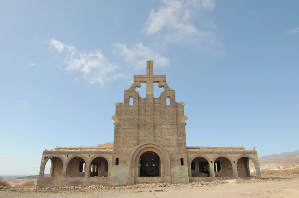 Una vieja iglesia abandonada en una base militar —  Fotos de Stock