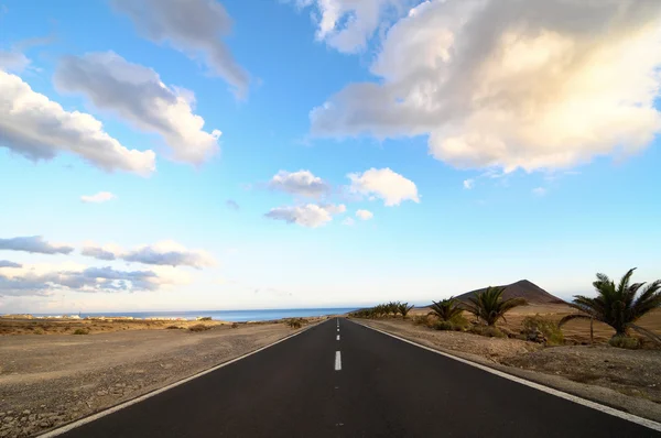 Strada solitaria nel deserto — Foto Stock