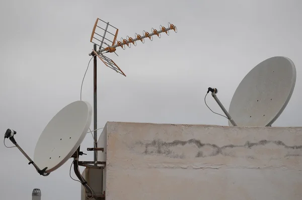 Antennas on a Roof over a Cloudy Sky — Stock Photo, Image