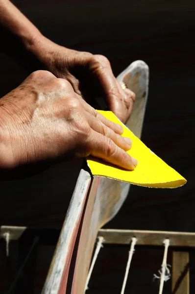 Återställa en gammal skateboard — Stockfoto