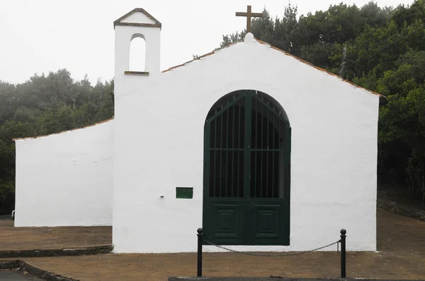 Очень маленькая белая церковь — стоковое фото