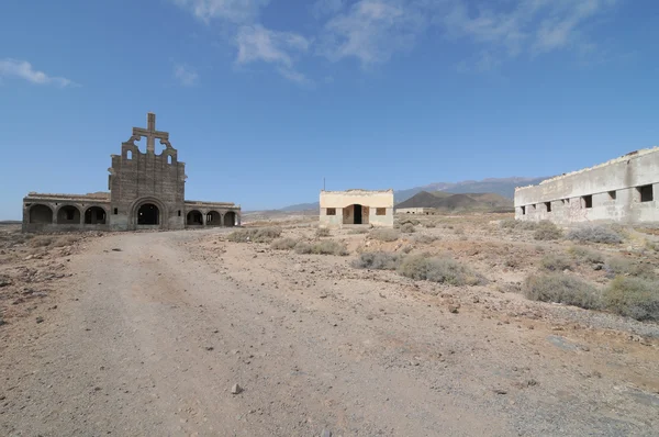 Une vieille église abandonnée sur une base militaire — Photo