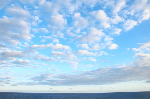 Nuages colorés sur l'océan — Photo