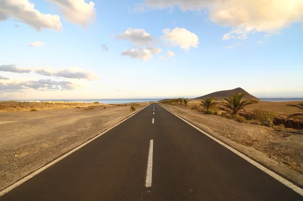 Einsame Straße in der Wüste — Stockfoto