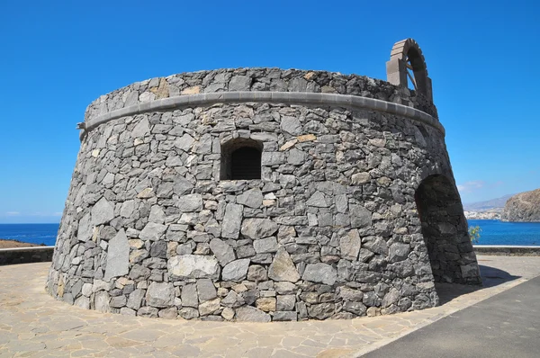 Grauer Bunker unter blauem Himmel — Stockfoto