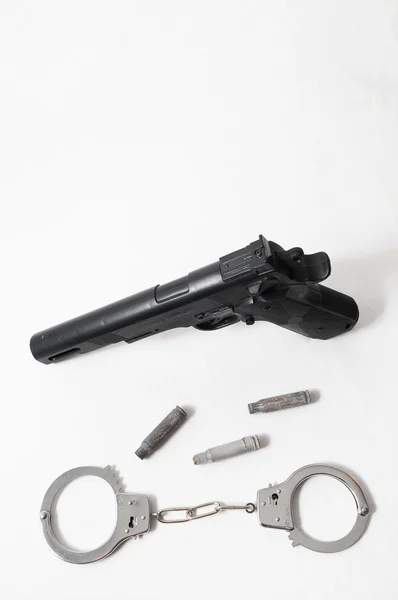 Pistolet maszynowy i kajdanki — Zdjęcie stockowe