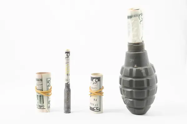 Peníze a zbraně koncept zbraně a peníze — Stock fotografie