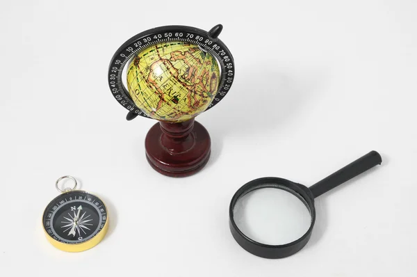 老式工具环球指南针和放大镜 — 图库照片
