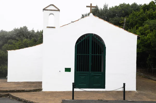 Дуже маленька біла церква — стокове фото