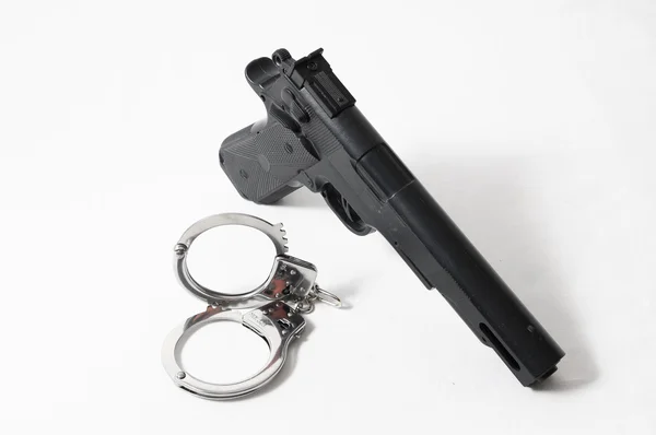 Arma Crimen Concepto Pistola y esposas —  Fotos de Stock