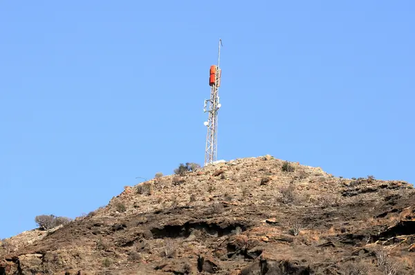 Antennes au sommet d'une colline — Photo