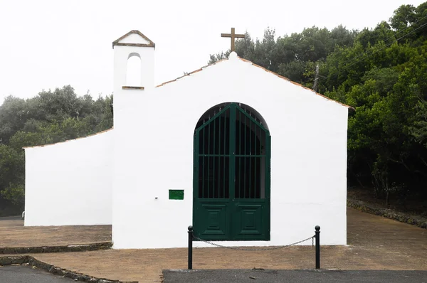 Iglesia blanca muy pequeña —  Fotos de Stock